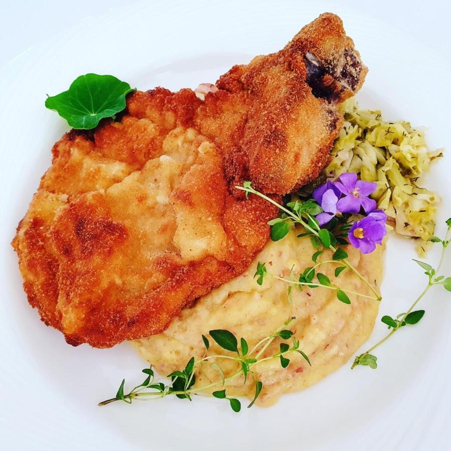 Boutique Odyseja & Spa Ciechocinek Kültér fotó Schnitzel with mashed potatoes and sauerkraut