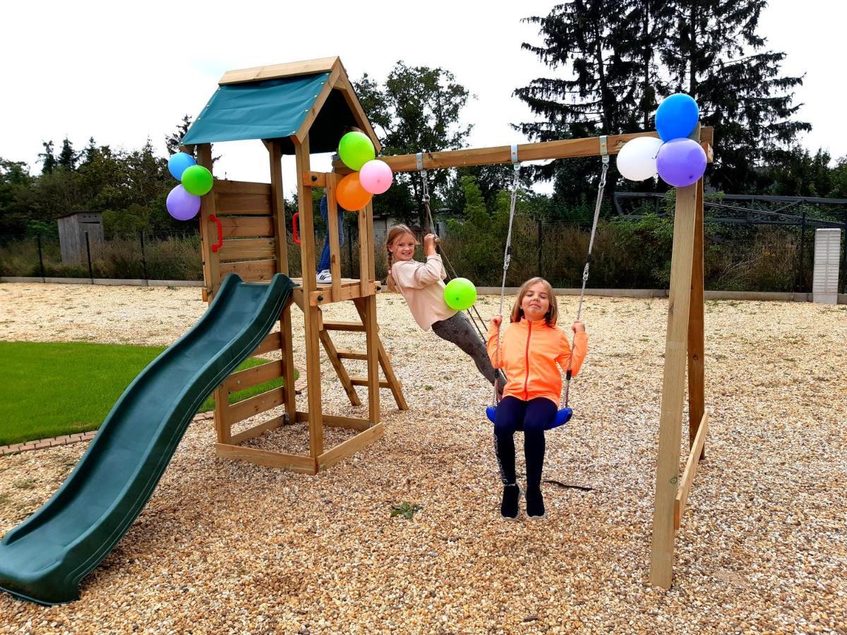 Boutique Odyseja & Spa Ciechocinek Kültér fotó Children playing on a swing