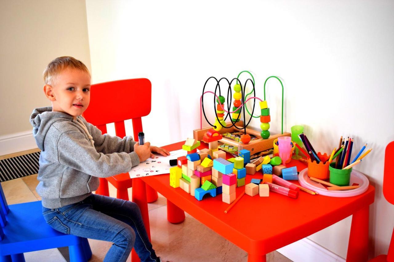 Boutique Odyseja & Spa Ciechocinek Kültér fotó Child playing with toys