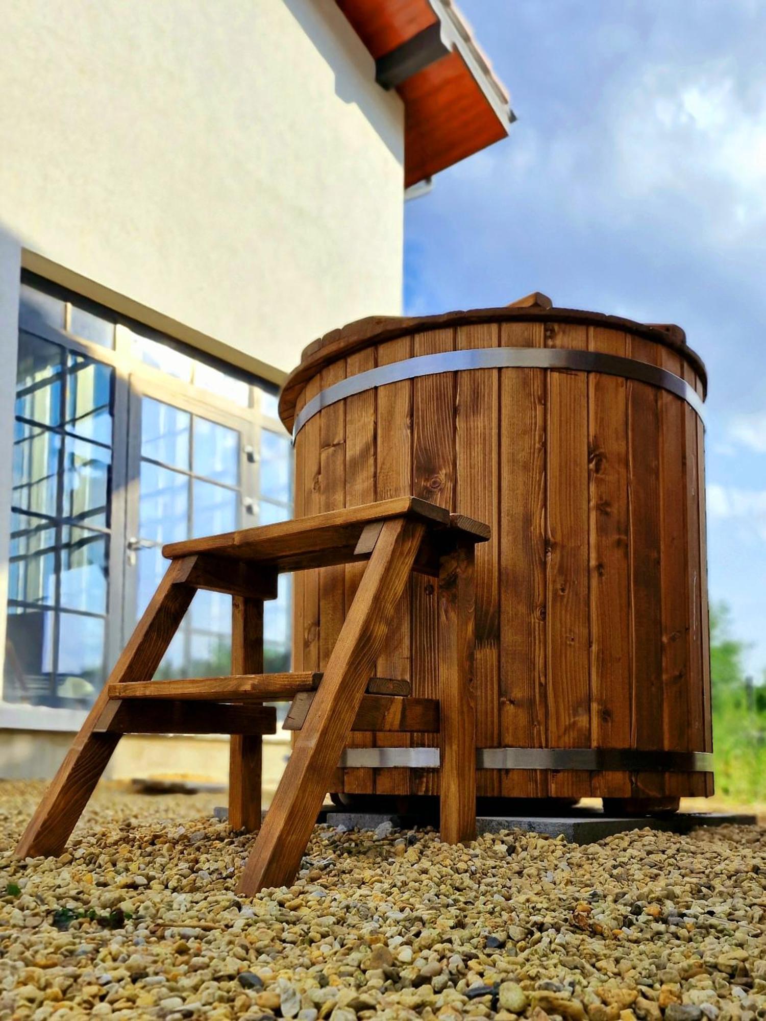 Boutique Odyseja & Spa Ciechocinek Kültér fotó A wooden hot tub