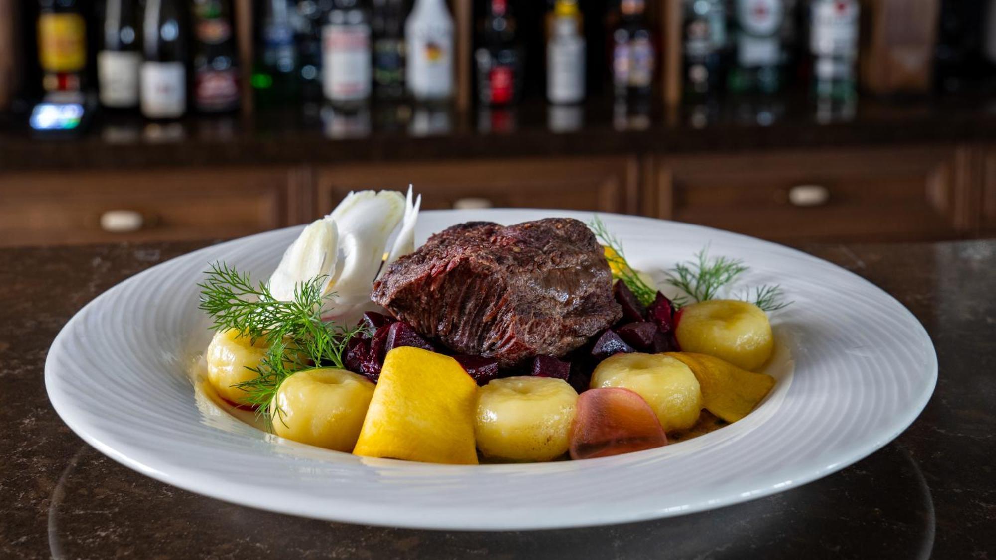 Boutique Odyseja & Spa Ciechocinek Kültér fotó A plate of reindeer stew with potatoes and lingonberries