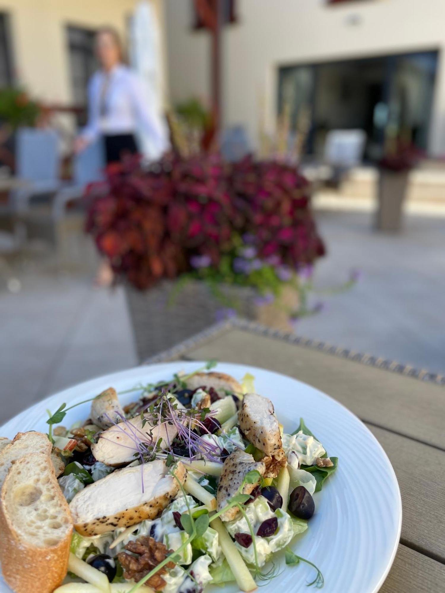 Boutique Odyseja & Spa Ciechocinek Kültér fotó A salad at the restaurant