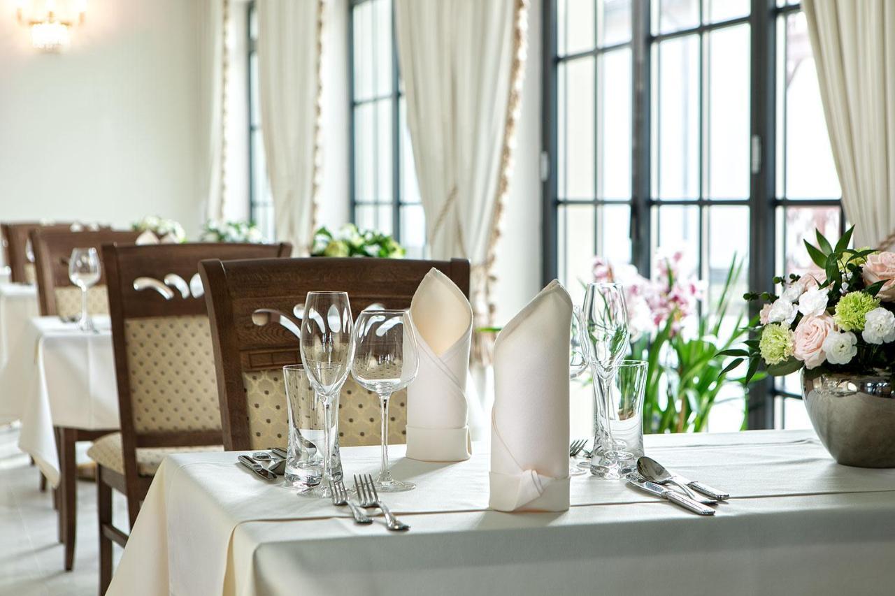 Boutique Odyseja & Spa Ciechocinek Kültér fotó A table set for fine dining